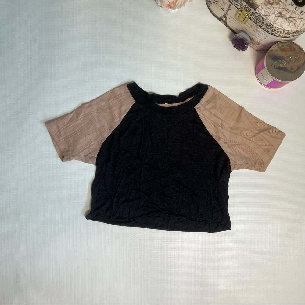 Alo Yoga Pink Sleeve, Gray Crop Top